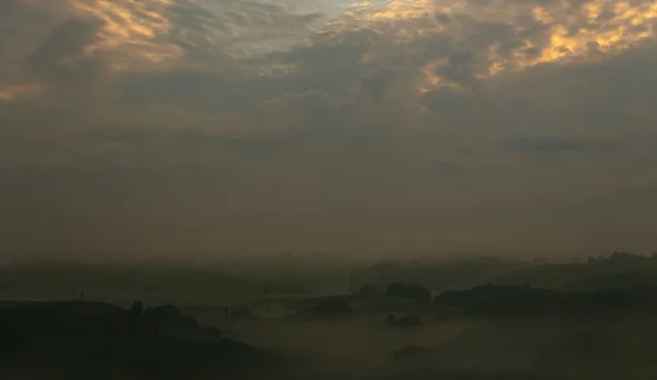 Прекрасное Туманное Утро Городом — стоковое фото