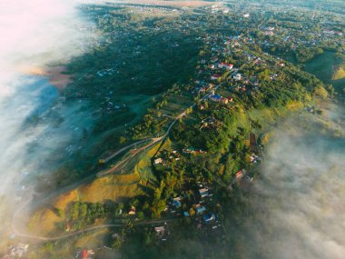 Şehir manzarasının dışında harika bir yaz sabahı