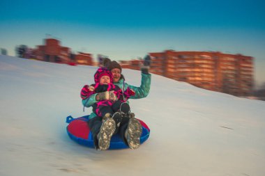 Bir çocukla harika bir kış yürüyüşü.