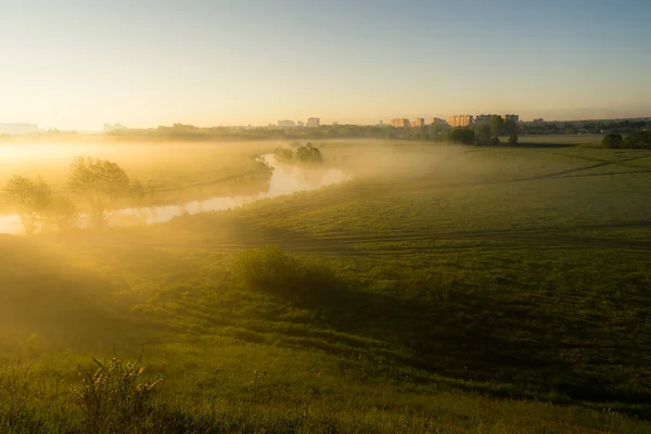 Şehir Manzarasının Dışında Güzel Bir Yaz Sabahı — Stok fotoğraf