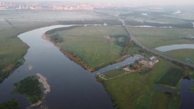 Şehir manzarasının dışında harika bir yaz sabahı