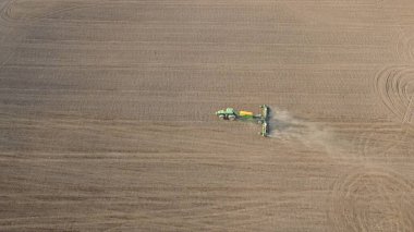 Tarımsal bir tarla manzarası üzerine yaz sabahı