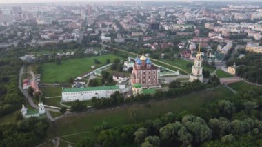 Şehir manzarasının dışında harika bir yaz sabahı