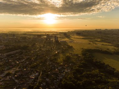 Şehrin dışında sisli bir sabah.
