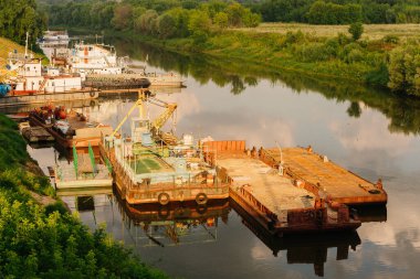 Sergu 'nun şehir manzarasının dışında yaz sabahı