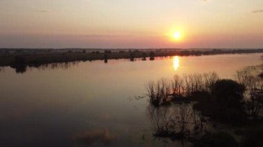 Nehir manzarası üzerinde harika bir yaz sabahı