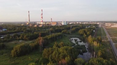 Şehir manzarası üzerinde yaz sabahı