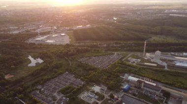 Yaz sabahı ham madde işleme fabrikası üst görünümü