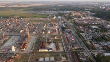 Yaz sabahı ham madde işleme fabrikası üst görünümü