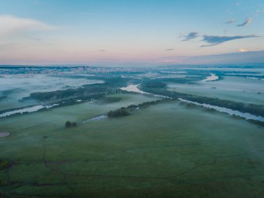 Şehir manzarasının dışında harika bir yaz sabahı