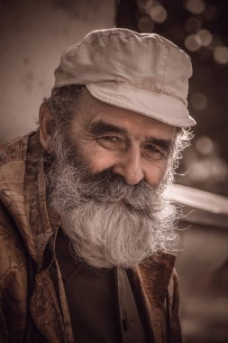 Harika bir sonbahar akşamı Sakallı bir adam gülümsüyor