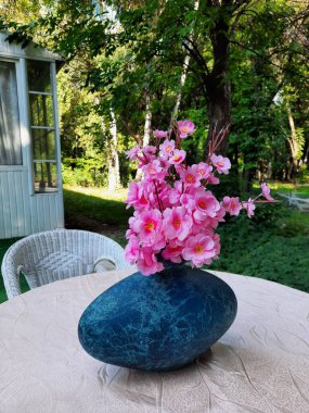 Yaz akşamı şehir dışında bir vazoda dekoratif çiçekler.