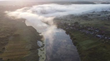 Şehir dışında sisli bir yaz sabahı.