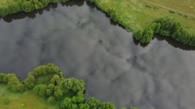 Şehir dışında sisli bir yaz sabahı.