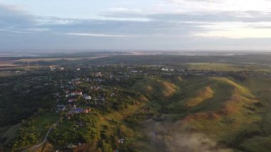 Şehir dışında sisli bir yaz sabahı.