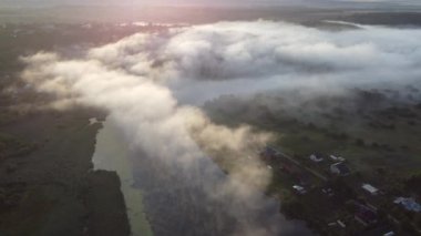 Şehir dışında sisli bir yaz sabahı.