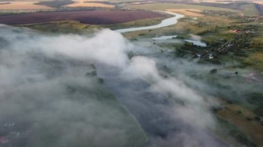 Şehrin dışında sisli bir sabah.