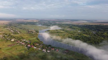 Şehrin dışında sisli bir sabah.