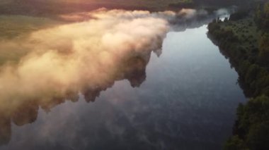 Şehrin dışında sisli bir sabah.