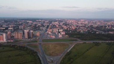Şehir manzarasının dışında güzel bir yaz sabahı