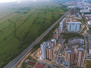 Şehir manzarası üzerinde güzel bir yaz sabahı