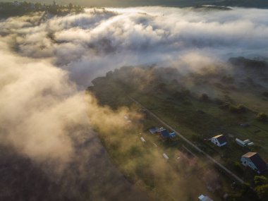 Şehir manzarası üzerinde güzel bir yaz sabahı