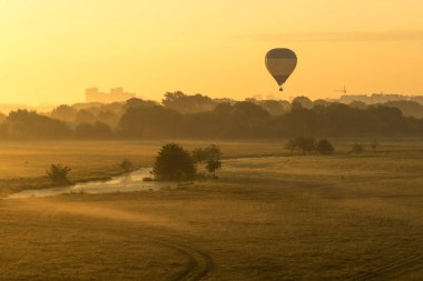 Şehir manzarası üzerinde güzel bir yaz sabahı