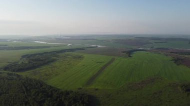 Tarlaların üstünde harika bir sabah.