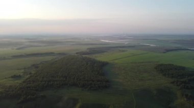 Tarlaların üstünde harika bir sabah.