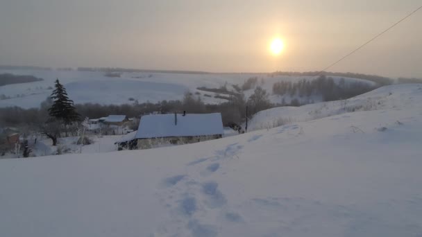 Ein Kalter Wintermorgen Über Dem Dorf Nach Einem Schneefall — Stockvideo