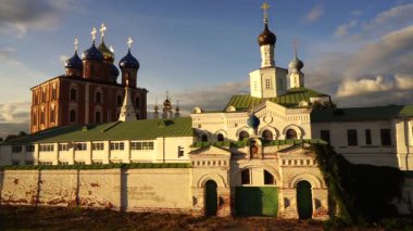 Şehrin güzel sonbahar akşam manzarası