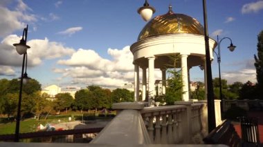 Şehrin güzel sonbahar akşam manzarası