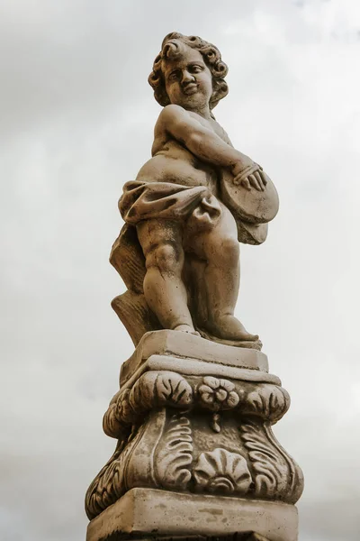 Статуя Купідона Фоні Громадського Парку Неба — стокове фото