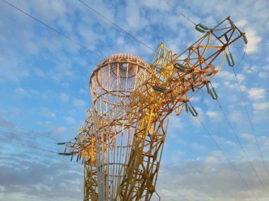 Gökyüzüne karşı paraşüt kubbesi şeklinde yapılmış elektrik iletim hattı.
