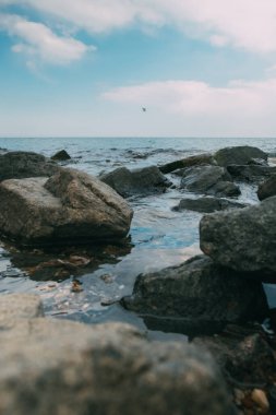 Akıllı telefon için duvar kağıdı. Taş sahili