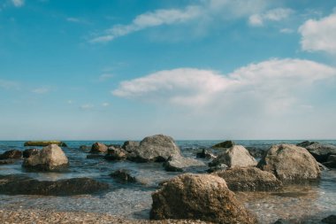 Taşların arasından deniz manzarası. Taşların yansıması