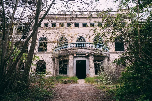 Abandoned Unknown Concrete Building Trees Landscape Garden Style Wild Nature — Stock Photo, Image