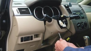 Otomatik tamirci arabanın direksiyon kapağını söker