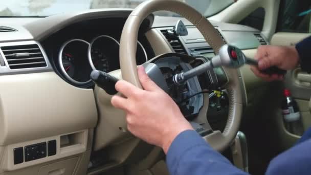 Mecánico automático gira el volante de un coche — Vídeo de stock