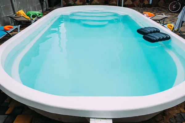 Otel avlusunda fiberglas havuz