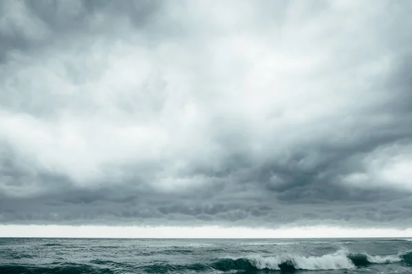 Stormachtige lucht boven de zwarte zee. — Stockfoto
