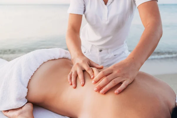 Girl Masseur Dawn Makes Back Massage Woman Sea Woman Lies — Stock Photo, Image