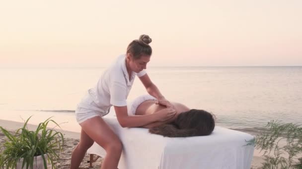 Uma Terapeuta Massagem Menina Uniforme Branco Faz Uma Massagem Nas — Vídeo de Stock