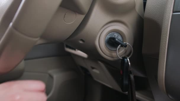 La mano de las mujeres pone la llave del coche en el ojo de la cerradura, arrancando el coche — Vídeo de stock