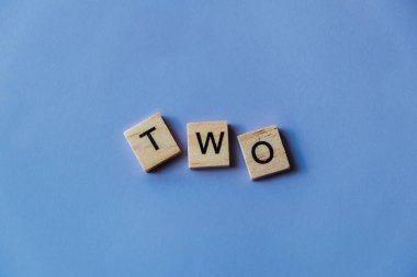 Kelimelerle döşenmiş iki numara..