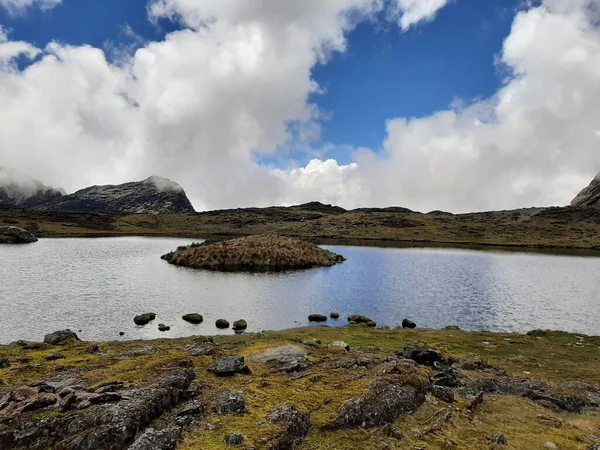 Lac Dans Les Montagnes — Photo