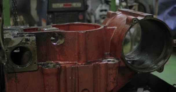 Cabeza de cilindro sucia en taller — Vídeos de Stock