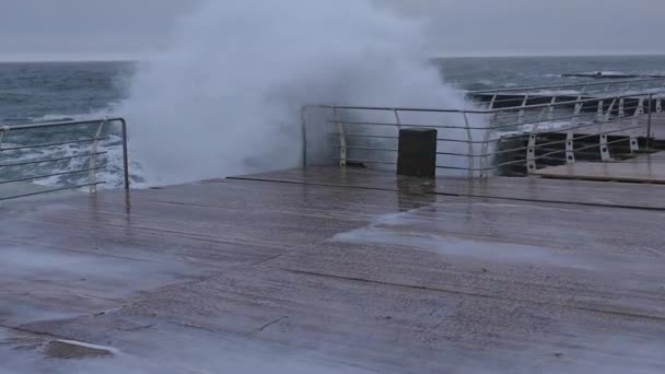 El banquillo está inundado por olas, salpicaduras — Vídeo de stock