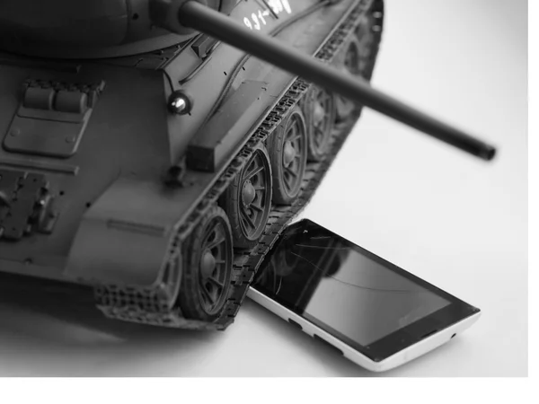 Gerçek oyuncak sanal vs. Oyuncak tank vs akıllı telefon.