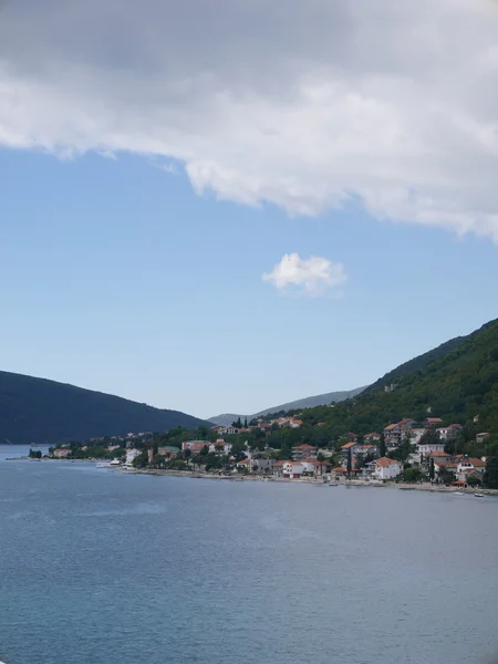 Kıyı şeridi ve bulut altında hill için şehir.